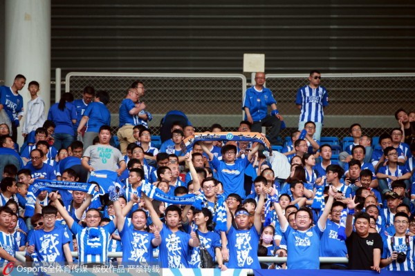  卡尔斯鲁厄主场氛围火爆，球迷助威激发球队斗志